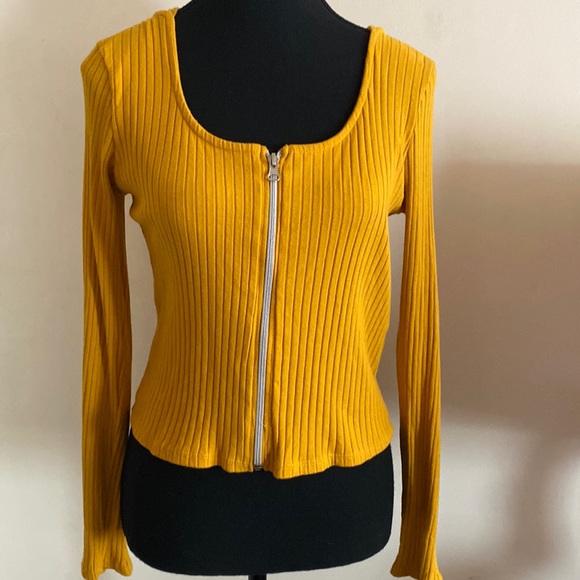 Heart & Hips Tops - Women’s zip up crop top. Size large.